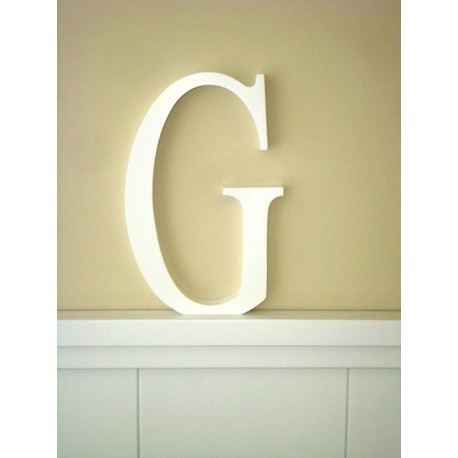 Silueta letra grande "G" lacada color blanco