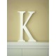 Silueta letra grande "K" lacada color blanco.