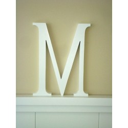 Silueta letra grande "M" lacada color blanco.