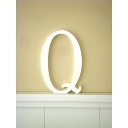 Silueta letra grande "Q" lacada color blanco